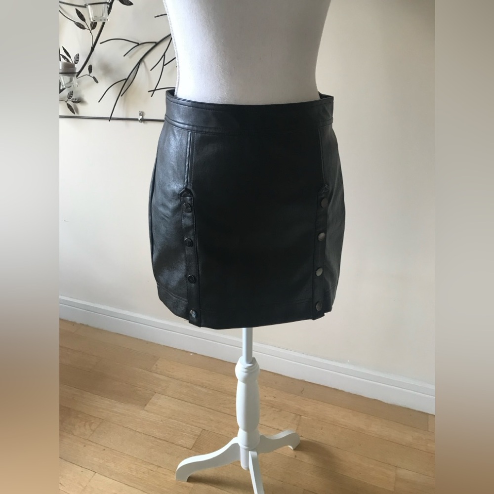 Devlin by Parker Black Vegan Faux Leather Mini Skirt w Button Detail Size 6 NWT - Picture 9 of 14